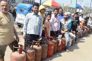 बरेली : सर्वर डाउन से गैस बुकिंग ठप, एजेंसियों पर लगी लंबी कतारें