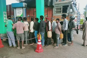 बाराबंकी : ईंधन की किल्लत नहीं, फिर भी लगी है लंबी कतार, अफवाहों ने बढ़ाई भीड़