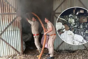 Bareilly:बिजली विभाग का गोदाम हुआ धुआं-धुआं...आग से हजारों पुराने मीटर जलकर राख