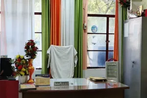 UP: कर्मचारियों और अधिकारियों की नहीं उतरी होली की खुमारी