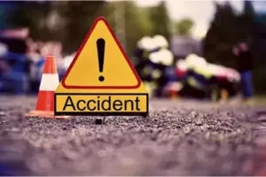 आगरा : स्कूल बस के टूटे फर्श से नीचे गिरकर पहली कक्षा की छात्रा की मौत 