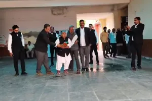 UP: अधिवक्ता ने किया आत्मदाह का प्रयास, साथियों ने बचाया