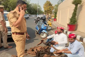 लखनऊ : गैस सिलेंडर संकट के बीच सपाइयों ने उपले बांट कर जताया विरोध