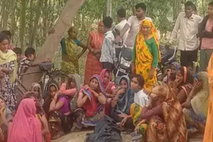 सीतापुर : खेत में मिला महिला का शव, युवक पर लगा हत्या का आरोप, फंदा लगाकर आरोपी ने दी जान 