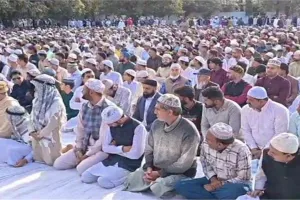 कश्मीर में उत्साह-उमंग के साथ मनाई गई ईद, जामा मस्जिद में नमाज की नहीं दी गई अनुमति
