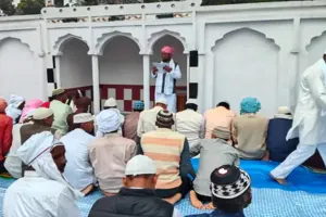 बहराइच में तेज बारिश के बीच अदा की गई ईद की नमाज, देश में अमन-चैन के लिए मांगी दुआएं