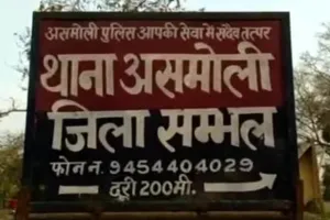 बुलडोजर का भय : सरकारी जमीन पर बनी इमारतें तोड़ने लगे ग्रामीण, राजस्व प्रशासन ने दी थी कार्रवाई की चेतावनी