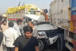 कौशांबी में भीषण हादसा : ट्रक की टक्कर से पिकअप के उड़े परखच्चे, 8 तीर्थयात्रियों की मौत
