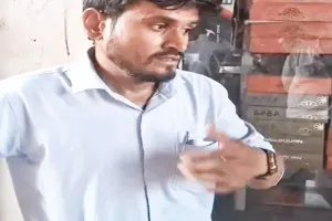 प्रयागराज : मेवा लाल बगिया चौराहे पर महिला ने शख्स को चप्पल से पीटा, लगाया यह बड़ा आरोप  