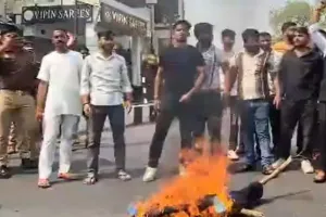 सीएम योगी की मां पर आपत्तिजनक टिप्पणी से लखनऊ में बवाल, ABVP कार्यकर्ताओं ने किया प्रदर्शन, फूंका मौलाना अब्दुल्ला सलीम का पुतला 