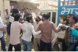 बाराबंकी : गैस एजेंसी पर युवकों के बीच मारपीट, दोनों पक्षों ने एक दूसरे पर लगाया आरोप