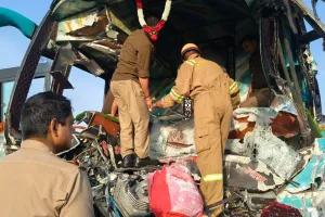 कानपुर : मार्बल लदे ट्रेलर में घुसी डबल डेकर टूरिस्ट बस, दो की मौत, 56 घायल