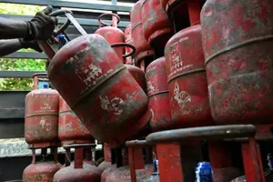 Uttrakhand: 25 LPG सिलेंडर लदी पिकअप पुलिस ने पकड़ी, चालक छोड़कर हुआ फरार