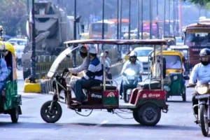 Moradabad: ई-रिक्शा की बढ़ती संख्या पर अंकुश नहीं, मनमानी से यातायात व्यवस्था चरमराई