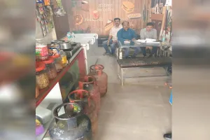 Moradabad: कन्फेक्शनरी व पकौड़ी सेंटर में पकड़े घरेलू व कामर्शियल सिलेंडर