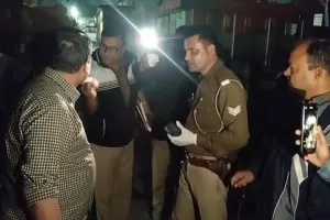 UP: सड़क हादसे में पिता-पुत्र की मौत, चिकित्सक से भिड़ा दरोगा और सिपाही