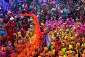 रंगों से आगे... आत्मा के रंगों की होली