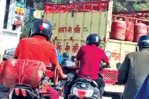 Uttrakhand: सिलेंडर के लिए लगा डाली रेस, बाइक-स्कूटी से गैस ट्रक का किया पीछा