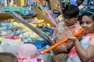 Holi Holidays: बाजार पर चढ़ा रंगोत्सव का खुमार, रंग के बाद बंद होंगे बाजार, इन प्रमुख बाजारों में बंदी