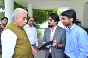 सोलर पावर से चमका युवा का आइडिया... छात्र का ‘सोलर लाइट-प्रोजेक्शन फ्रेम’ अब स्टार्टअप बनने को तैयार, देखें क्यों है खास