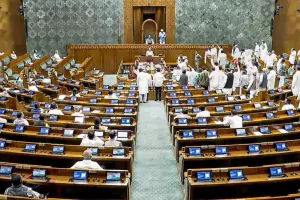 लोकसभा में हंगामा: विपक्ष ने स्पीकर ओम बिरला को हटाने का प्रस्ताव किया पेश, 50 से अधिक सांसदों का मिला साथ