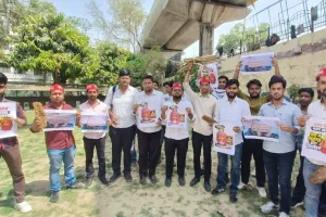 गैस सिलेंडर संकट पर भड़के छात्रः समाजवादी छात्र सभा ने लखनऊ विश्वविद्यालय पर किया शांतिपूर्ण विरोध प्रदर्शन