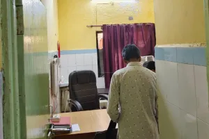 उत्तर प्रदेश के सामुदायिक स्वास्थ्य केंद्रों की हालत बदहाल: गंदगी, डॉक्टरों की गैरहाजिरी और सुविधाओं की कमी से मरीज परेशान