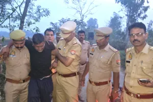 एक्शन में  मुठभेड़ बिसवां पुलिस... 25 हजार का इनामी गिरफ्तार