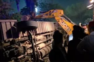 Delhi Bus Accident: करोल बाग में यात्रियों से भरी 'स्लीपर बस' पलटी, दो लोगों की मौत और 23 घायल 