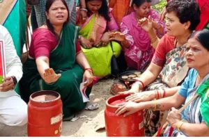 सड़कों पर उतरीं समाजवादी महिला सभा की महिलाएं, वाराणसी में एलपीजी किल्लत के लिए विरोध