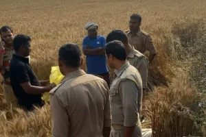 Deoria News: खेत में मिला युवक का शव, हत्या की जताई जा रही आशंका 