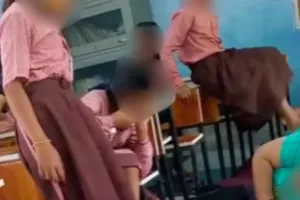 छात्राओं से मालिश कराने वाली प्रधानाध्यापिका के खिलाफ एक्शन, तत्काल प्रभाव से की गई निलंबित 