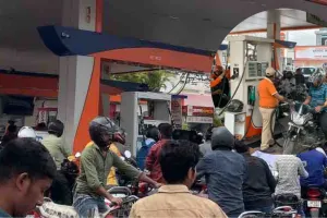 पेट्रोल पंपों पर मनमानी: बाइक वालों को सिर्फ 200 रुपये का, कार वालों को 1500 रुपये का पेट्रोल, बिना आदेश सीमा लगाकर फैलाई घबराहट 