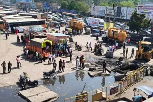 Bareilly : सैटेलाइट बस स्टैंड के पास खुले नाले में गिरा युवक...घंटों कोशिश के बाद भी तलाश जारी 