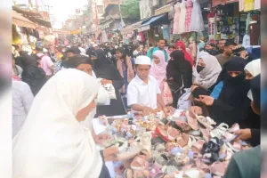 Moradabad: ईद-उल-फितर से पहले बाजारों में खरीदारी ने पकड़ा जोर, सेवइयों और रेडीमेड कपड़ों की बढ़ी मांग
