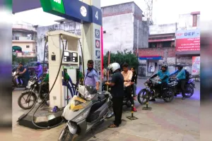 Moradabad: अमेरिका-इजरायल-ईरान के बीच युद्ध के चलते गहराया LPG गैस सिलेंडर और पेट्रोल संकट