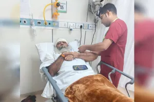 UP: कल्कि पीठाधीश्वर आचार्य प्रमोद कृष्णम फिसलकर गिरे, सिर में गंभीर चोट