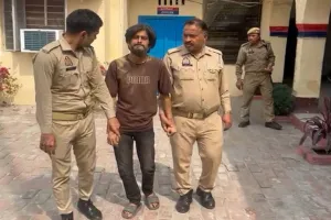 Bareilly: पुलिस हिरासत में लंगड़ाता दिखा खुद को हिंदू संगठन का नेता बताने वाला ऋषभ