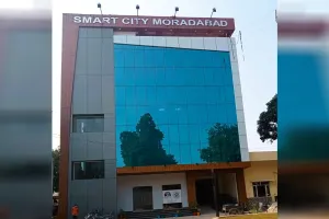 Moradabad: एकीकृत कमांड सेंटर से निगरानी फिर भी मनमानी, बेतरतीब वाहन लगा रहे जाम 