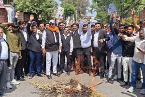 UP: शहीदों की प्रतिमाएं तोड़ने के बाद शाहजहांपुर में दूसरे दिन भी उबाल, प्रदर्शन-नारेबाजी