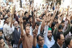 Sambhal: खामेनेई की मौत के गम में बाजार बंद, सड़कों पर उतरे लोग