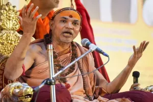 स्वामी अविमुक्तेश्वरानन्द के खिलाफ सड़कों पर उतरी महिलायें, हाथों में तख्तियां लेकर किया जोरदार प्रदर्शन, लगाया यह गंभीर आरोप 