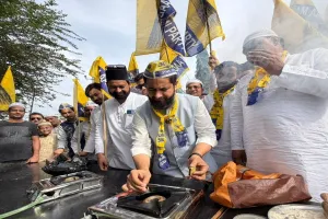 UP: गैस की बढ़ती कीमतों के विरोध में आप का प्रदर्शन, नाले के पानी से चूल्हे को जलाने का प्रयास