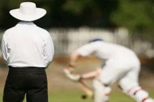 UP: क्रिकेट मैच के दौरान यूपीसीए के अंपायर को आया हार्ट अटैक...पल भर में थमी सांसे