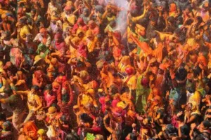 जौनपुर में होली का उत्साह : हर्षोल्लास के वातावरण में धूमधाम से मना त्यौहार, सुरक्षा के रहे कड़े इंतजाम 