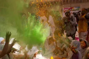 वृंदावन में विधवा महिलाओं ने खेली होली: टूटी सालों पुरानी परंपरा, मंदिर परिसर में जमकर उड़ा गुलाल 