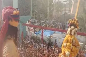  मथुरा में हाईड्रोलिक पिचकारी से खेली गई होली:  देवकीनंदन महाराज ने बरसाया टेसू का रंग, भक्तों पर पुष्पवर्षा 