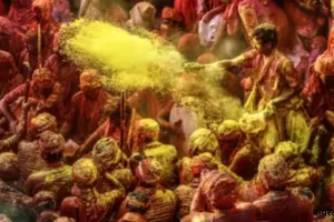 मऊ :  पुलिसकर्मियों ने हर्षोल्लास से मनायी होली, एक-दूसरे को गुलाल लगाकर दी बधाई 