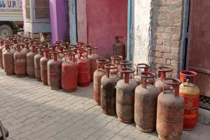 बाराबंकी : घरेलू गैस की अवैध रिफलिंग, कालाबाजारी की पुष्टि, रिपोर्ट दर्ज