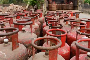 सुलतानपुर में गैस सिलेंडर की होम डिलीवरी व्यवस्था बहाल, जिला प्रशासन ने उपभोक्ताओं से की यह खास अपील